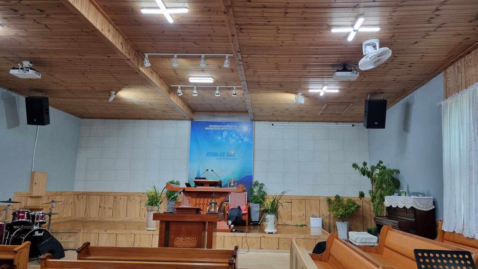 강단 쪽을 바라본 본당 내부 전경